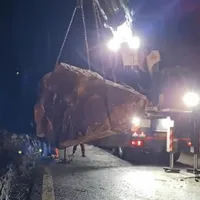 Traficul pe Valea Oltului, reluat după circa 7 ore. Au căzut stânci pe drum și pe un TIR - Foto: captură video