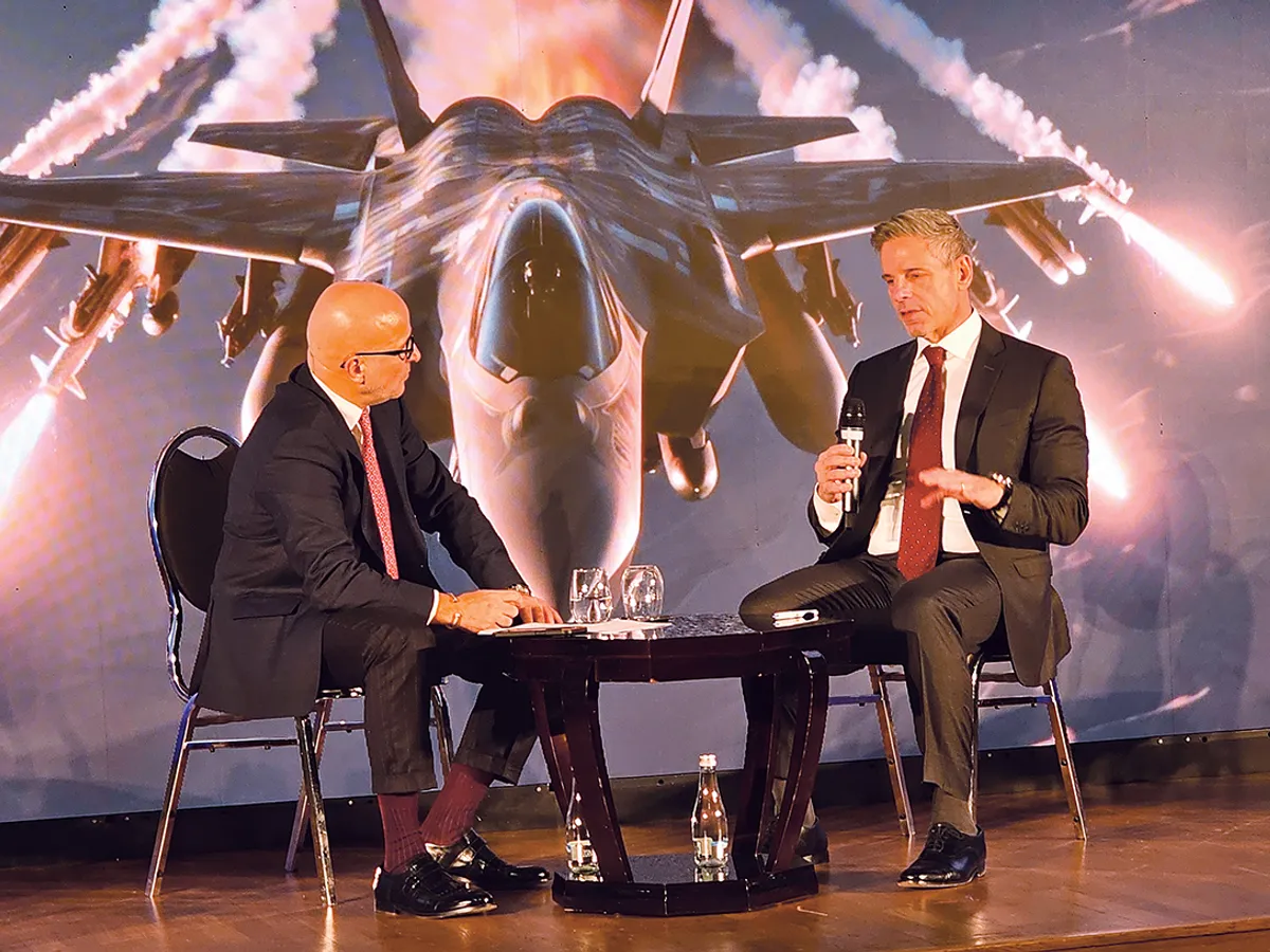 PROTAGONIȘTI Sabin Orcan, directorul Newsweek Romania și Ray Piselli, vicepreşedintele pentru Afaceri Internaţionale de la Lockheed Martin, la Defense Summit 2024