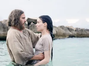 Joaquin Phoenix și Rooney Mara, în filmul „Maria Magdalena” din 2018 - Foto: Profimedia Images