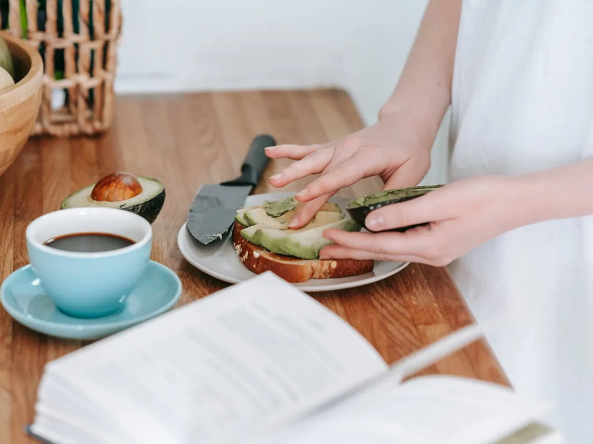 Dieta bazată pe plante reduce riscul bolilor și cancerului intestinal. Pericolul consumului de carne - Foto: Pexels