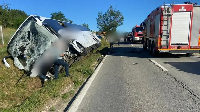Accident grav, pe DN67. Un autocar cu 51 de copii s-a răsturnat, în urma coliziunii cu o mașină - Foto: infotraficromania.ro