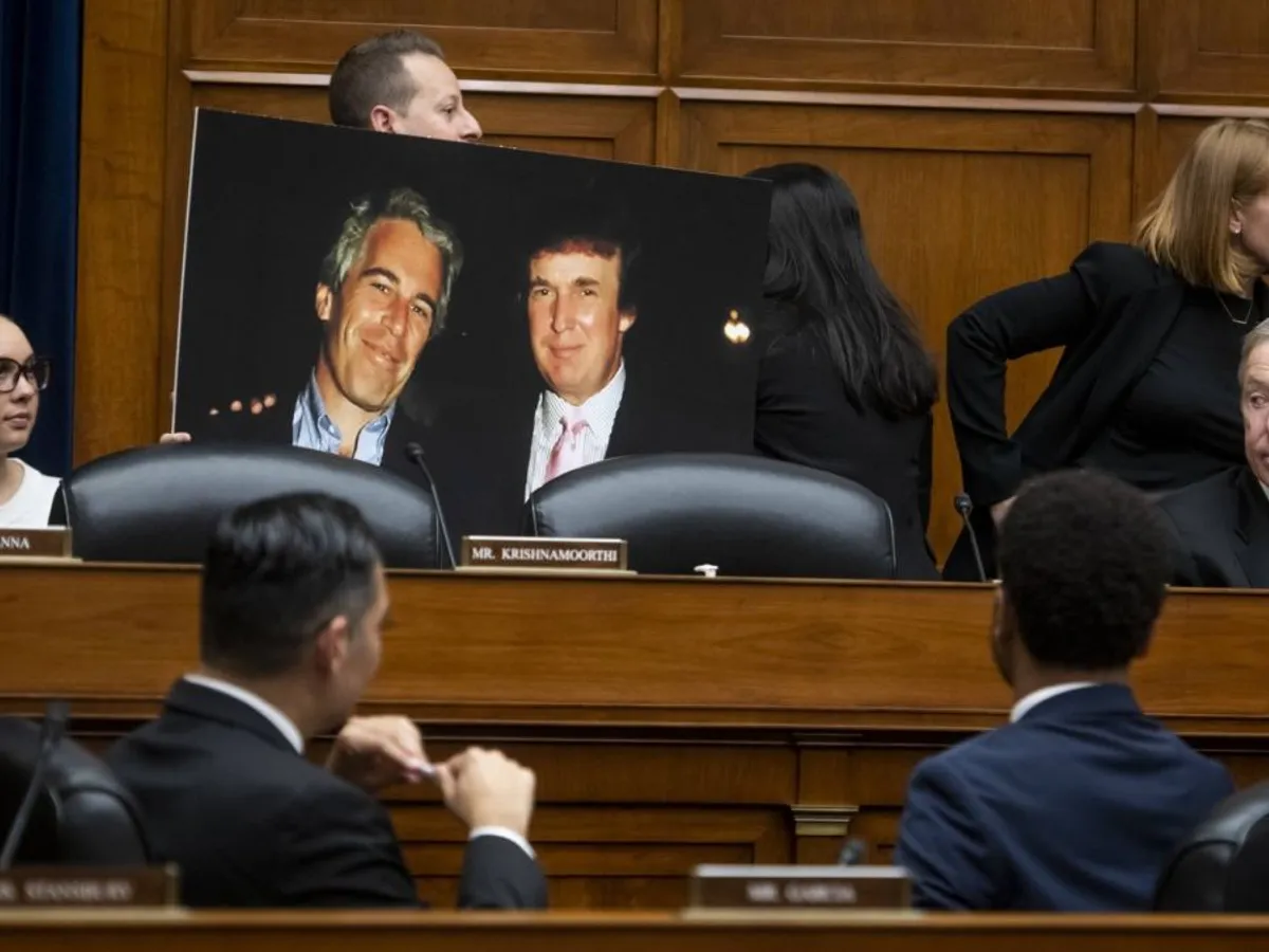 Reprezentantul Statelor Unite Jared Moskowitz (democrat din Florida) ține în mână o planșă foto cu o fotografie a lui Jeffrey Epstein şi Donald Trump, de când erau prieteni apropiaţi - Foto: Profimedia Images