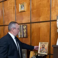 Nicolae Ciucă și-a luat câteva obiecte de la Palatul Victoria Foto: Facebook/Vlad Ungar
