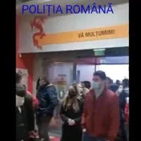 Intervenție la complexul comercial. FOTO: Captură video