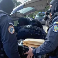 În urma percheziţiilor au fost identificate mai multe bunuri şi înscrisuri cu valoare probatorie, printre care 28 carduri de bancare de combustibil şi de credit - Foto: Poliţia Română