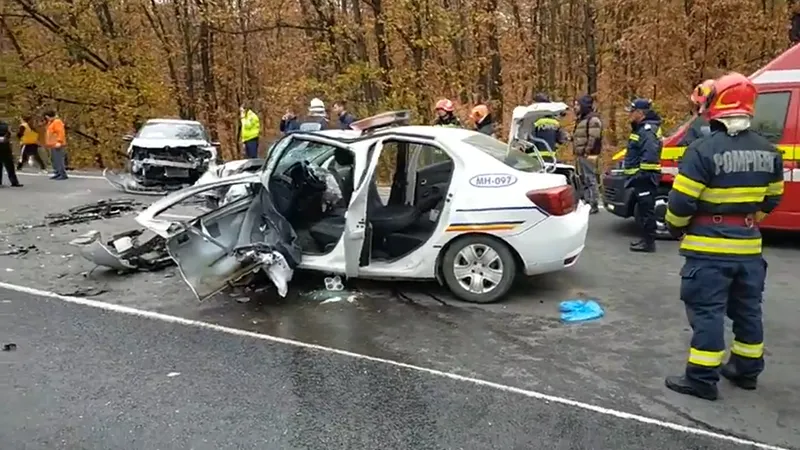 Logan de poliție, făcut terci. Polițistul de la volan a depășit deși din față venea o mașină. / Foto: infotraficromania.ro