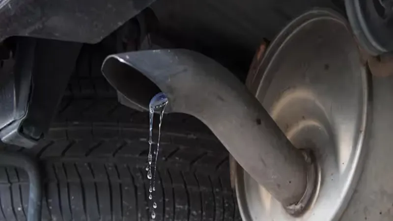 E frig și curge apă din toba mașinii? Specialiștii explică că problema e culoarea „fumului” - Foto: zeenews.india.com - Imagine cu rol ilustrativ