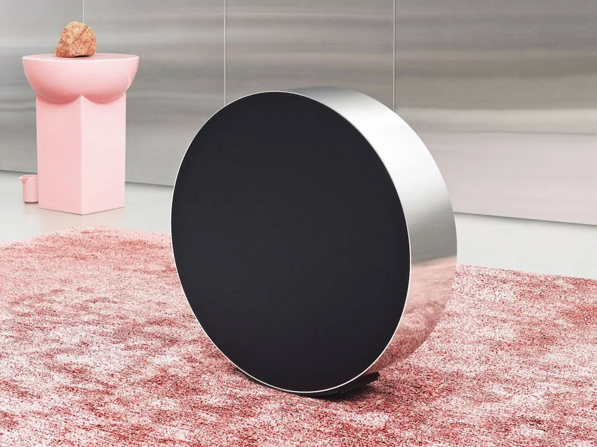 B&O Beosound Edge este o adevărată operă de artă tehnologică. Sunetul se poate da mai tare sau mai încet mișcând în față și în spate boxa