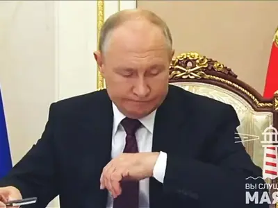 Putin greşeşte mâna la care poartă ceasul - Foto: captură video X/Anton Gerashchenko