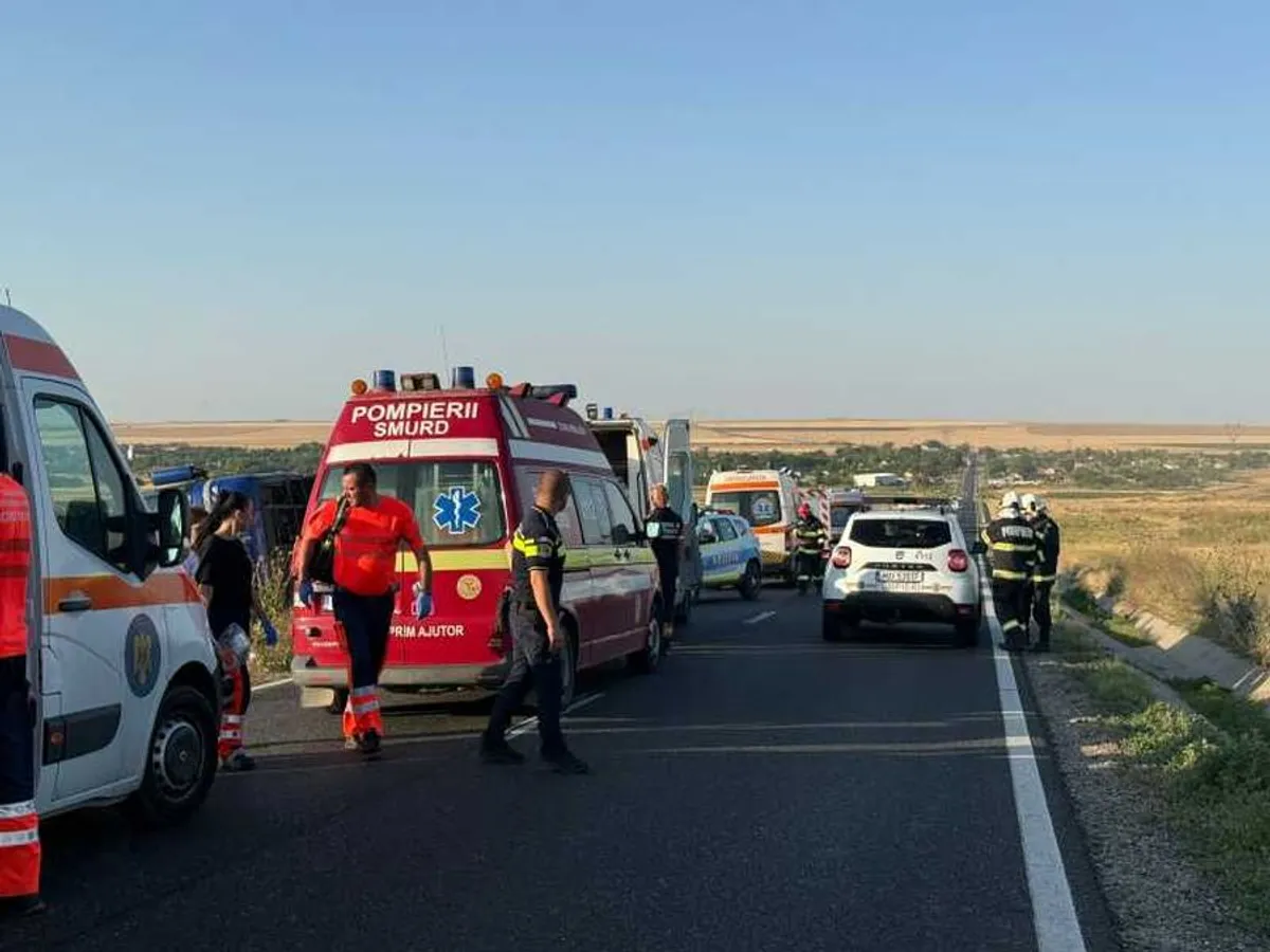 Plan roşu de intervenţie. Un autocar cu 60 de persoane s-a răsturnat în judeţul Constanţa - Foto: ISU Dobrogea