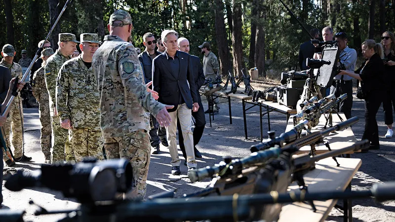 APEL LA ARME Secretarului de stat american Antony Blinken i se arată armele de către un polițist de frontieră de stat ucrainean în timpul unei vizite în regiunea Kiev, pe 7 septembrie 2023