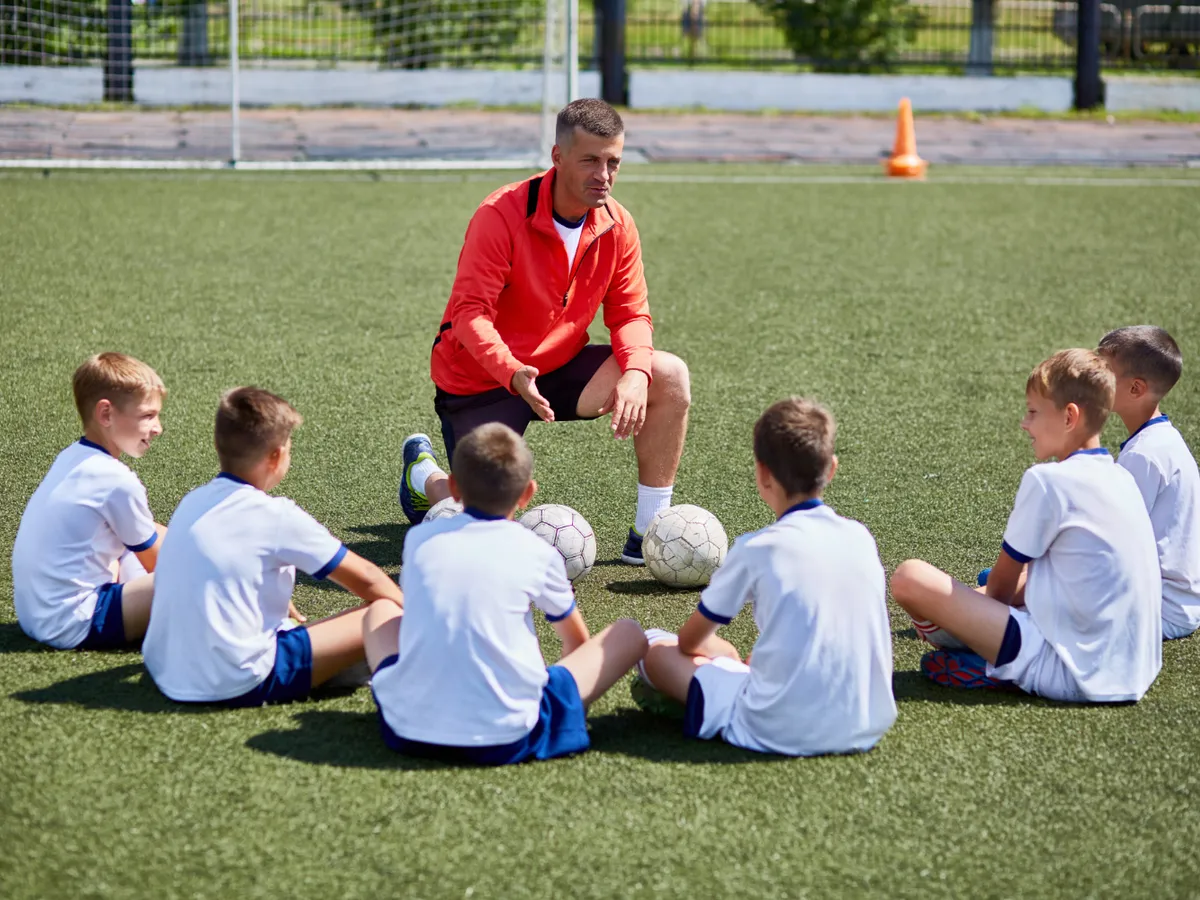Cum poți deveni antrenor de fotbal. Salarii de la câteva mii de lei la copii, la 30.000 € în SuperLiga