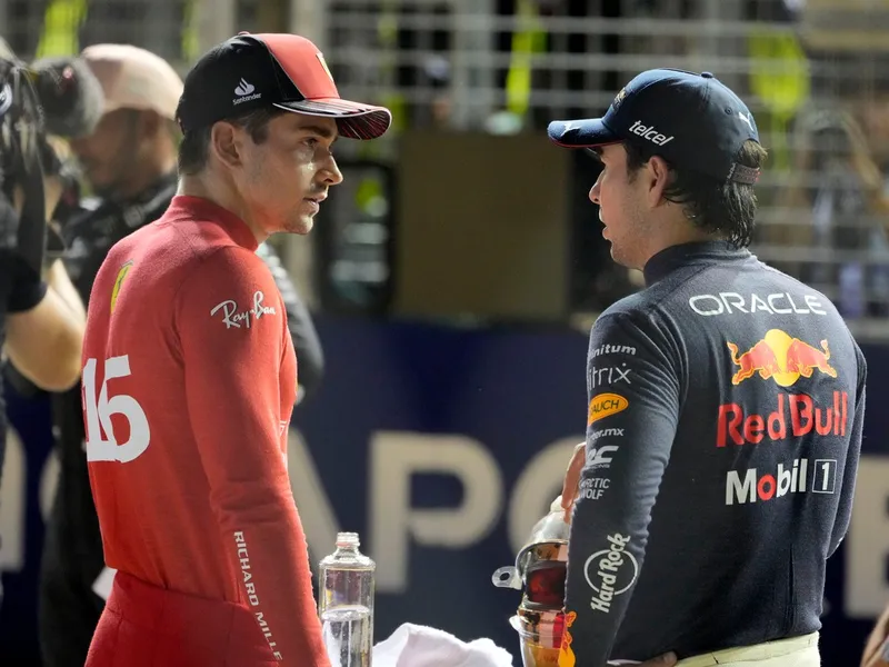 Charles Leclerc discută cu Sergio Perez, al doilea cel mai rapid pilor din calificările pentru Marele Premiu de Formula 1 din Singapore- Foto: Profimedia Images