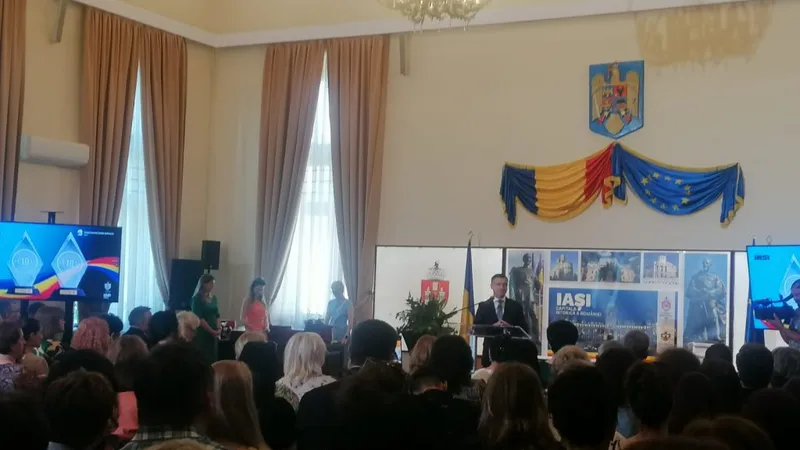 Elevii de 10 la examenele naționale, premiații de autorități în fața părinților și profesorilor - Foto: TeleM Iași