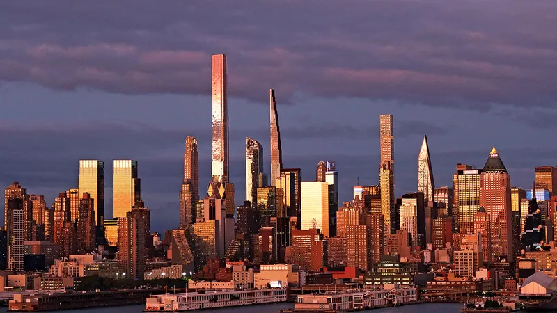 AMURGUL ZEILOR Soarele apune pe opt turnuri subțiri ca un ac de-a lungul unei porțiuni din West 57th Street, la sud de Central Park din New York City, cunoscut sub numele de Billionaires’ Row