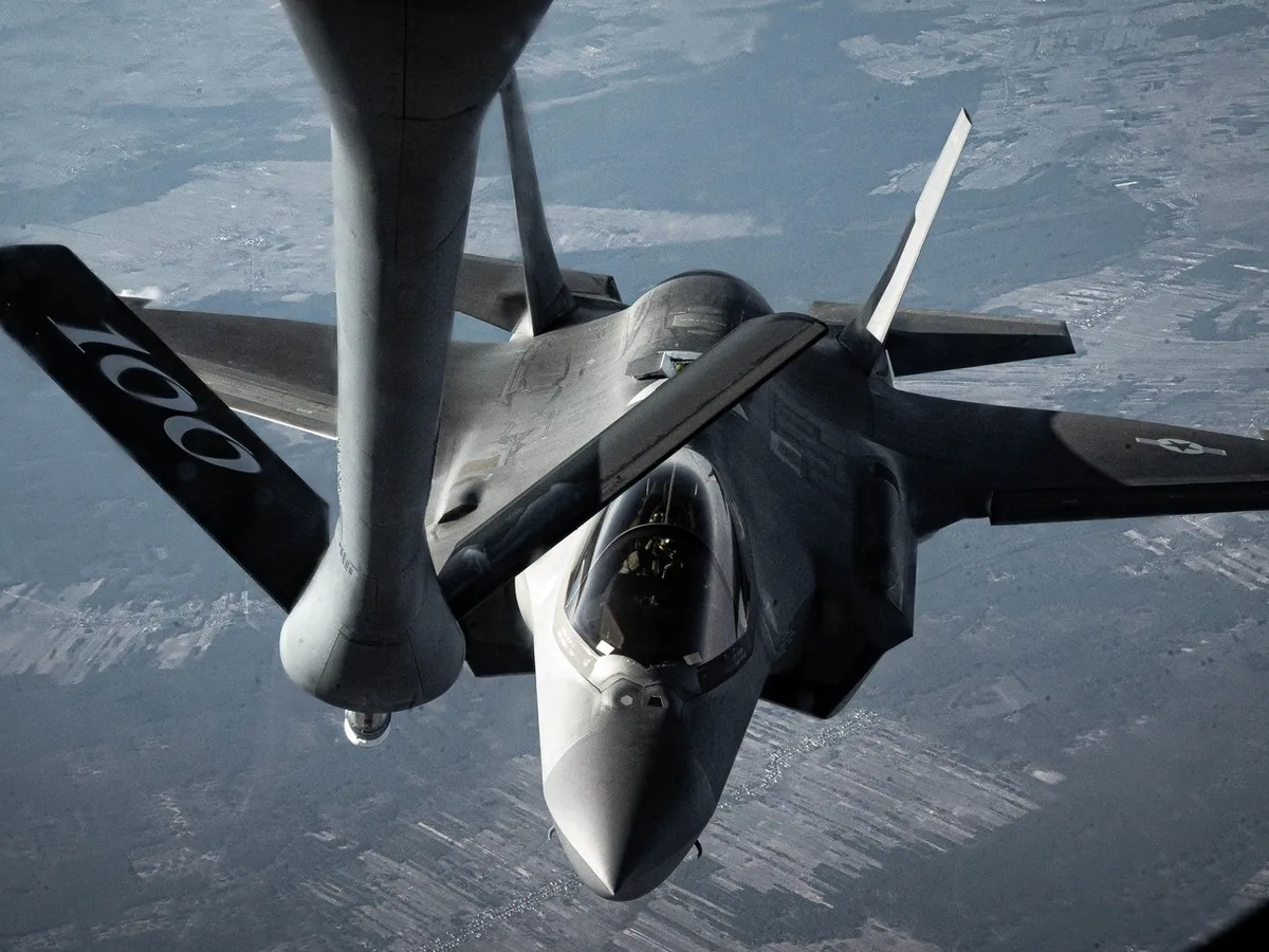 VIDEO Cum arată avioanele-cisternă pe care SUA le aduc în România. Ce avioane de război pot alimenta în aer?