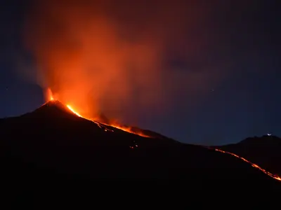 Vulcanul Merapi din Indonezia a erupt luni, acoperind satele din jur cu cenușă/FOTO: Unsplash