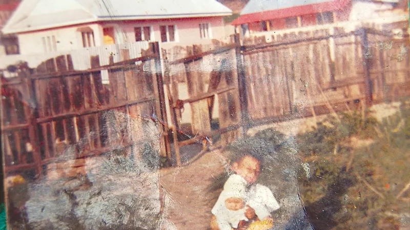 Cea mai mica sora a lui Vasile, la mormantul fratelui ei. Foto: Newsweek Romania