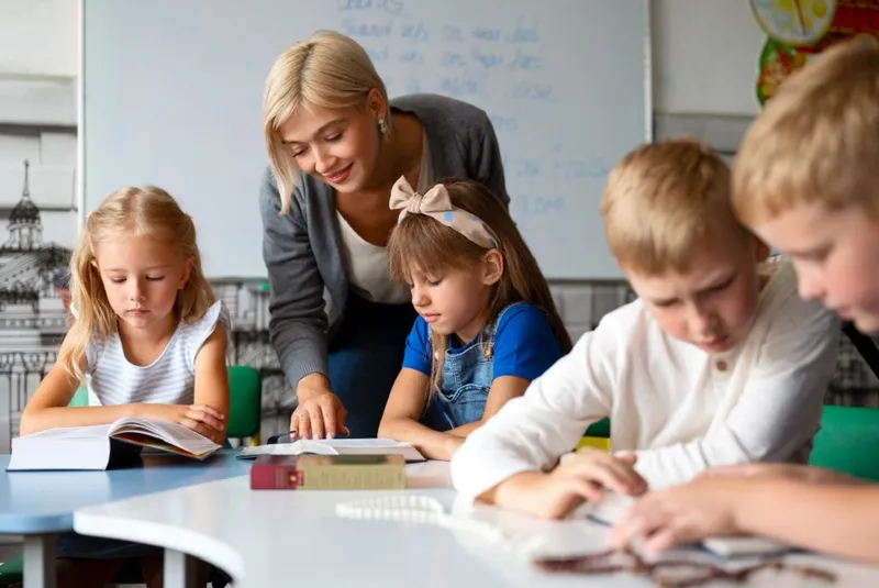 Profesoara le explică elevilor o lecție - Foto: Freepik (rol ilustrativ)