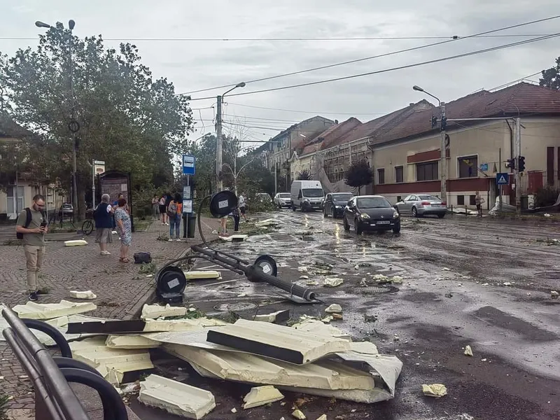 Oradea, devastată de furtună. Pagube mari, la aeroport. Vântul a bătut și cu peste 100 km/h - Foto: Facebook/Daniel Marcel