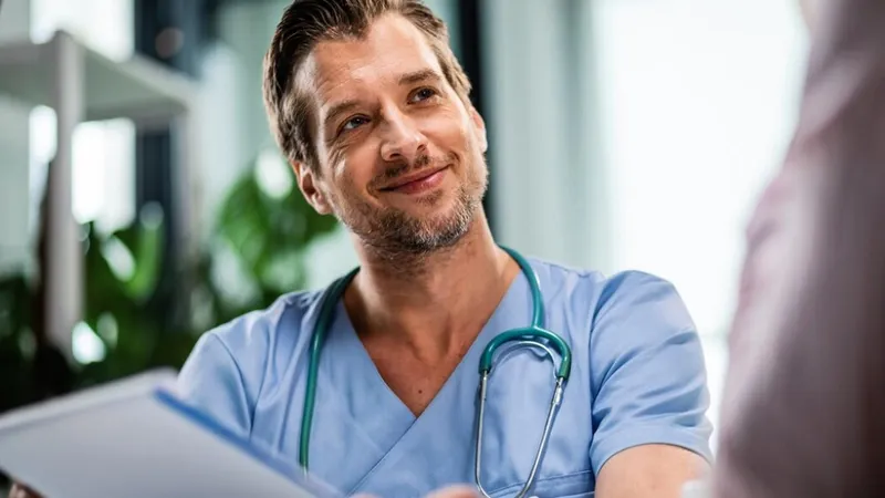 Un medic român din Irlanda a spus ce salariu are Foto Freepik.com - rol ilustrativ