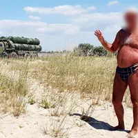 Rușii din Crimeea arată unde sunt ascunse sistemele de rachete S-400, deși este interzis - FOTO: Twitter/MrFukkew