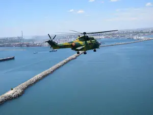 Un elicopter al Forțelor Aeriene Române îi caută pe marinarii dispăruți după scufundarea navei lor - Foto: Facebook/ MApN