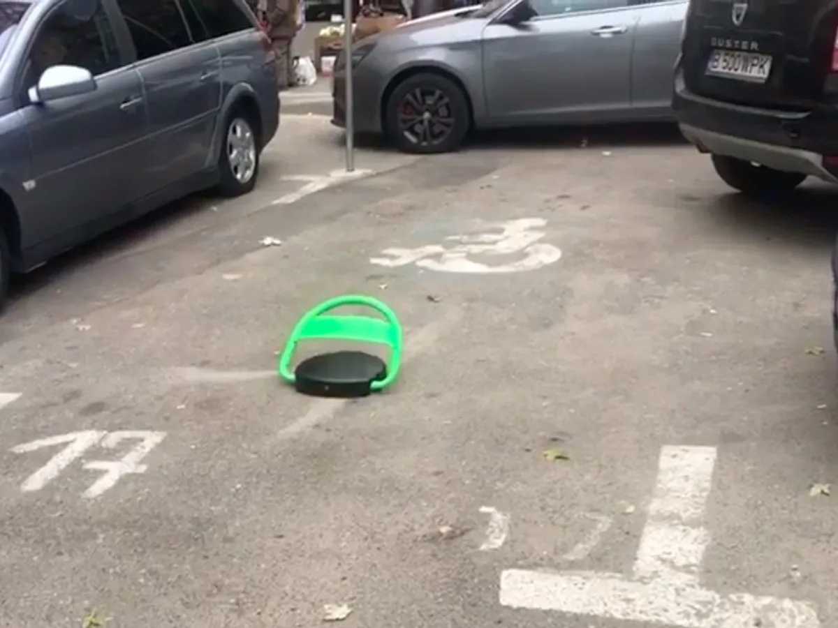 sistem automat de blocare a locului de parcare /foto: captură video