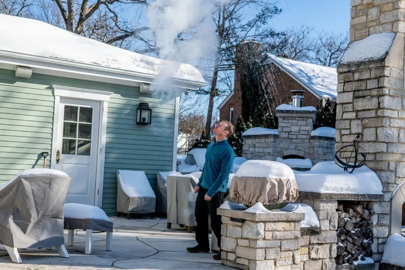 Bărbat &icirc;n curte, iarna - Foto: Freepik (magine cu rol ilustrativ)