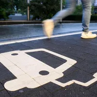 Ciolacu nu mai are bani de mașini electrice prin Rabla Plus. „Îți dau voucher și îți cumperi Tesla?” - Foto: Profimedia