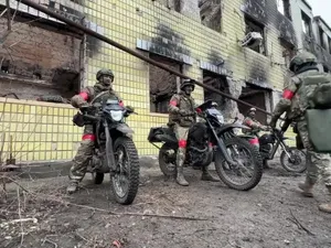 Cum reușește armata Rusiei să înainteze pe câmpul de luptă din Ucraina, deși a suferit pierderi uriașe