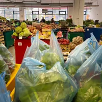 Persoanele nevoiașe au primit pachete alimentare, înainte de Paște. Despre ce produse e vorba? - Foto: Primăria Municipiului Pitești Facebook