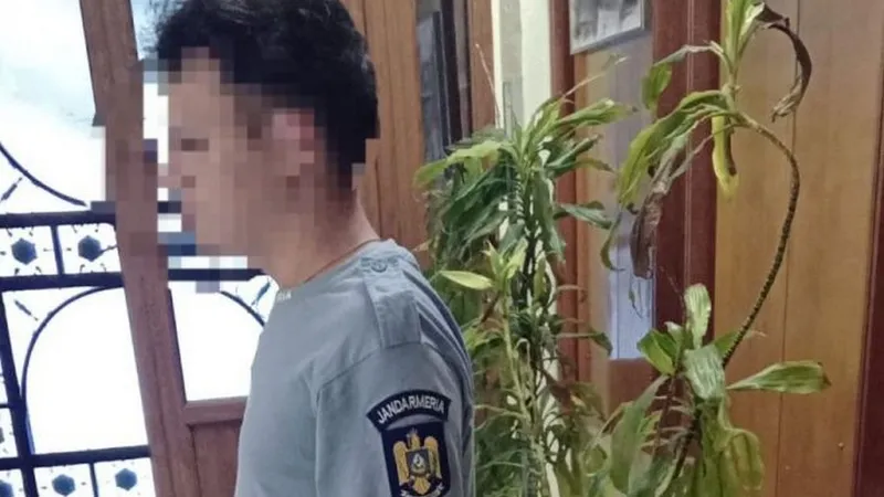 Un tânăr deghizat în jandarm, cu pistol și cătușe, prins la premierea Anei Bărbosu la Focșani - Foto: MAI
