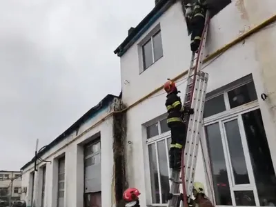 Incendiu la o hală unde se prelucrează deşeuri din plastic, în Ploieşti. 15 persoane s-au autoevacuat - Foto: News.ro