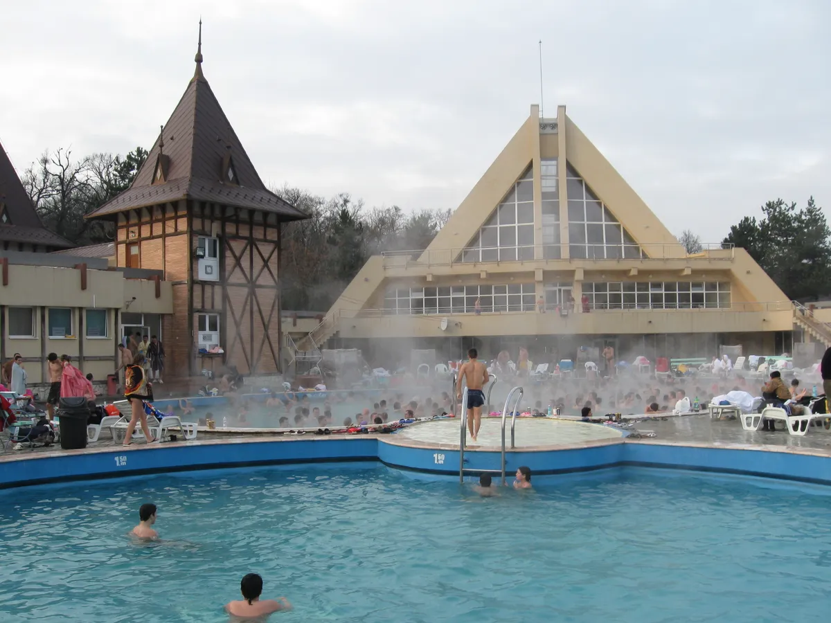 Ungaria forează 15 puțuri misterioase, după o resursă naturală uimitoare. Există și în România, dar o ignorăm