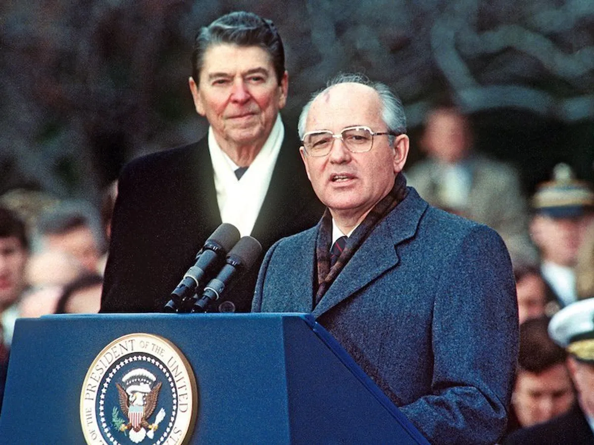 Președintele Ronald Reagan și liderul sovietic Mihail Gorbaciov, la Casa Albă, în prima zi a summit-ului lor din 1987 pentru dezarmare, care s-a concretizat cu Tratatul Armelor Nucleare cu Rază Medie de Acțiune