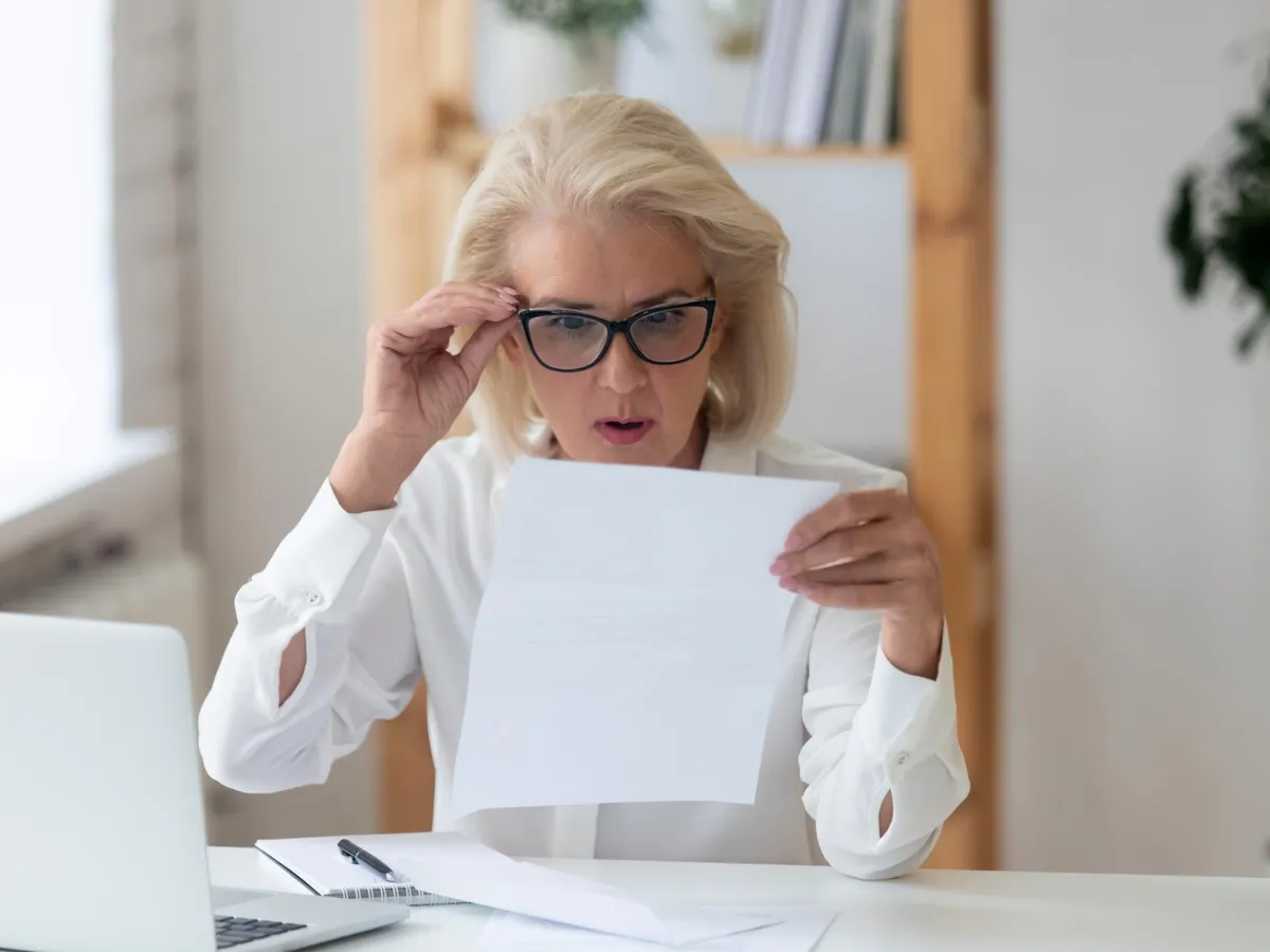Foto: Pensionarii pierd banii promiși de autorități la pensie. Suma este de 2000 lei în unele cazuri. Sursa Freepik