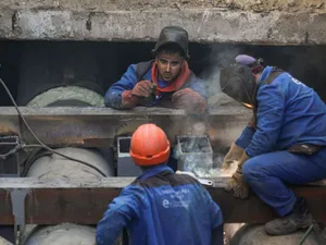 Muncitori reparând ţevile Termoenergetica - Foto: Profimedia Images