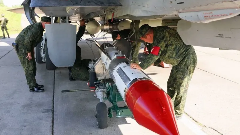 Rusia armează avioanele de luptă cu rachete nucleare R-37M - Foto: @Aryan_warlord