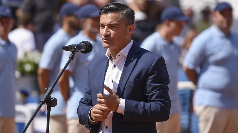 Strada pe care locuiește Mihai Chirica, primarul Iaşiului, va fi integral asfaltată - Foto: INQUAM PHOTOS/Denis Grosu