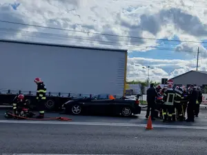 Cum a fost decapotat un autoturism după ce s-a lovit de un TIR Foto: Facebook