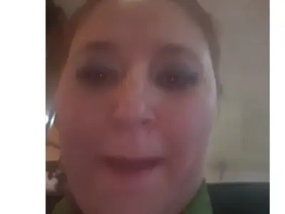 Diana Șoșoacă, în live pe Facebook de la petrecerea soțului ei, unde s-au cântat cântece patriotice. Captură video Facebook