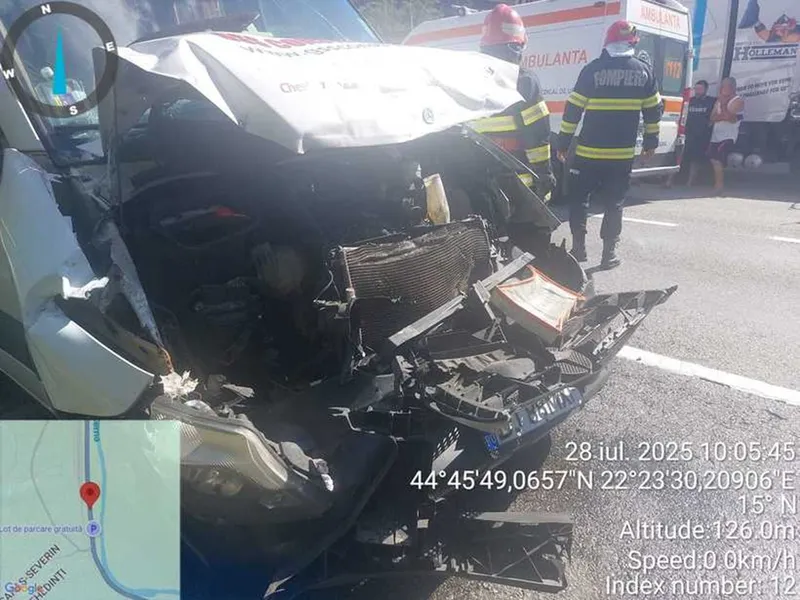 Plan roșu de intervenție! Un microbuz cu 8 pasageri și un TIR s-au lovit frontal pe DN6 - Foto: news.ro
