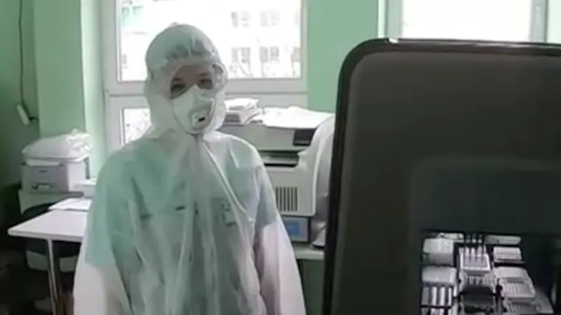 Biolog din laboratorul timișorean/FOTO: digi24.ro