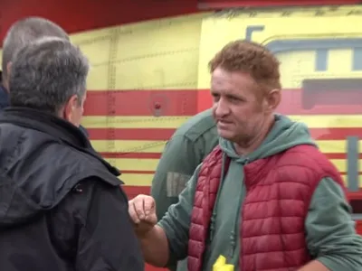 „Îmi tremură genunchii de fericire”. Momentul în care părinții lui Alexandru ajung la fiul lor, găsit în pădure după trei zile