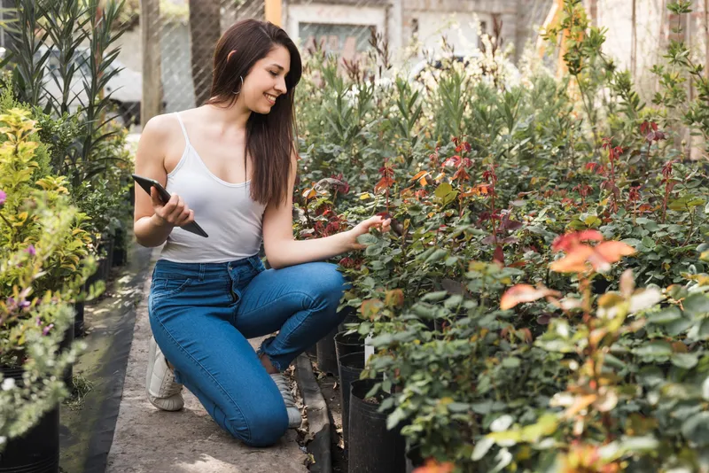 Femeie &icirc;n grădină -Foto: Magnific.com (Imagine cu rol ilustrativ)