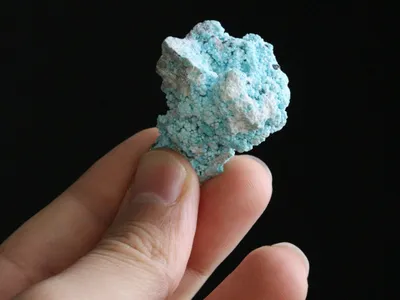 Mineral critic ţinut în mână - Foto: Pexels/Mr. Pugo