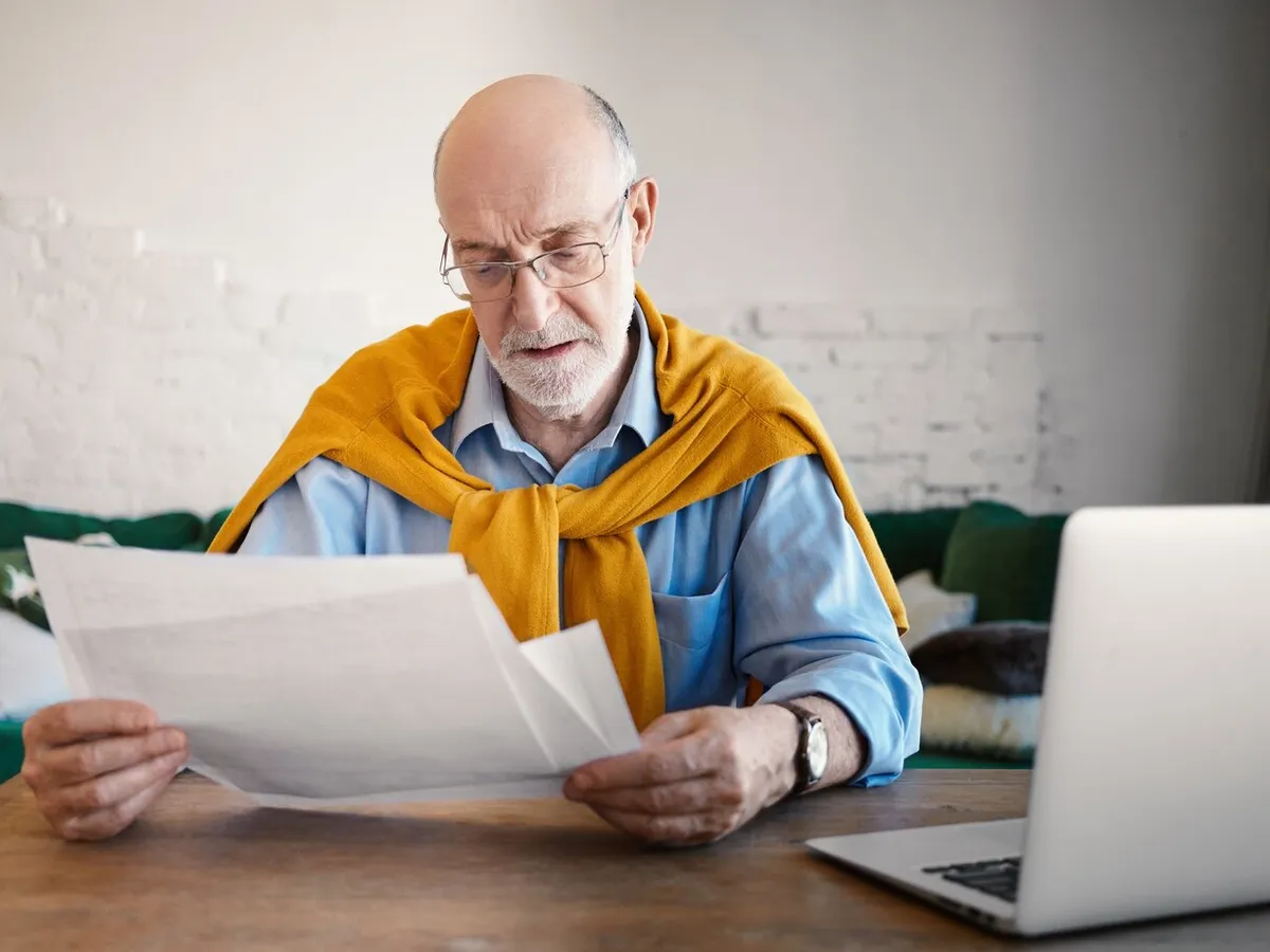 Agent de pază la Casa de Pensii intermedia mita pentru pensie. Pensionarii dădeau 650 de lei șpagă - Foto: Freepik (rol ilustrativ)