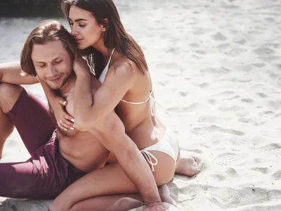 Cuplu pe plajă - Foto: Freepik (imagine cu rol ilustrativ)