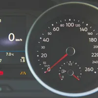 Conduci o mașină „nouă” și nu știi pe ce parte e rezervorul? Orice șofer poate vedea în bord - Foto: pexels.com/Markus Spiske